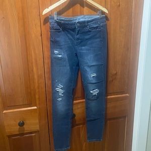 White House black market skinny jeans with fun details size 6!